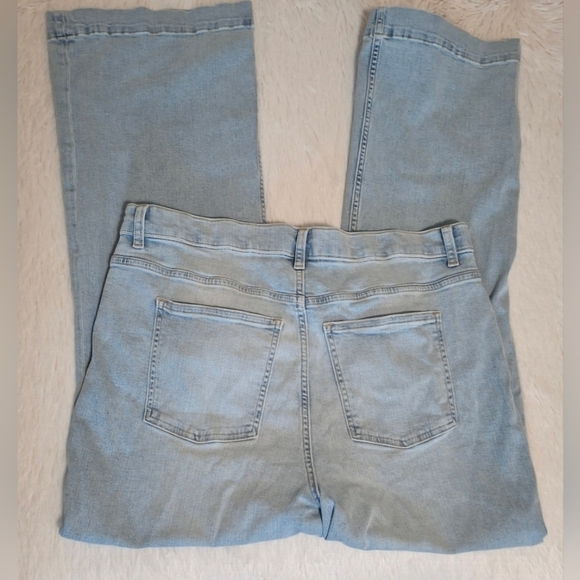 Spanx Lycra Fitsense Flare Jean - Turner Wash - Picture 4 of 6